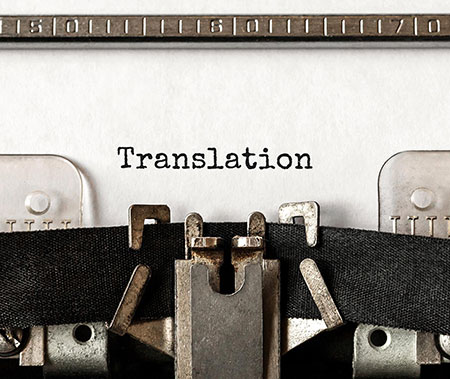 Blatt Papier in Schreibmaschine mit Aufschrift "Translation"