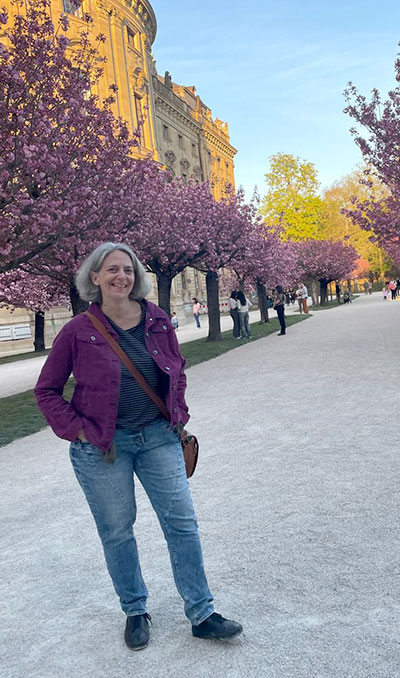 Claudia Kuhn vor der Residenz Würzburg